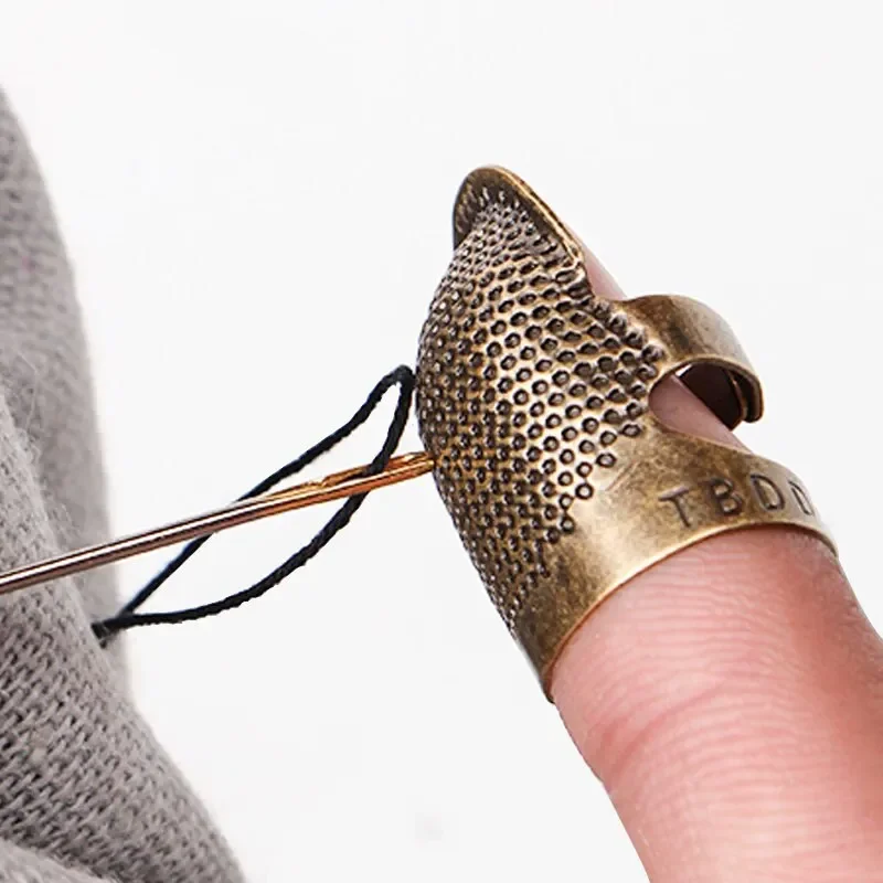 Sewing Thimble Metal - 2 個の銅製指ぬき縫製レトロ指プロテクター滑り止めリング縫製中に指を保護するためのピン用品縫製キット
