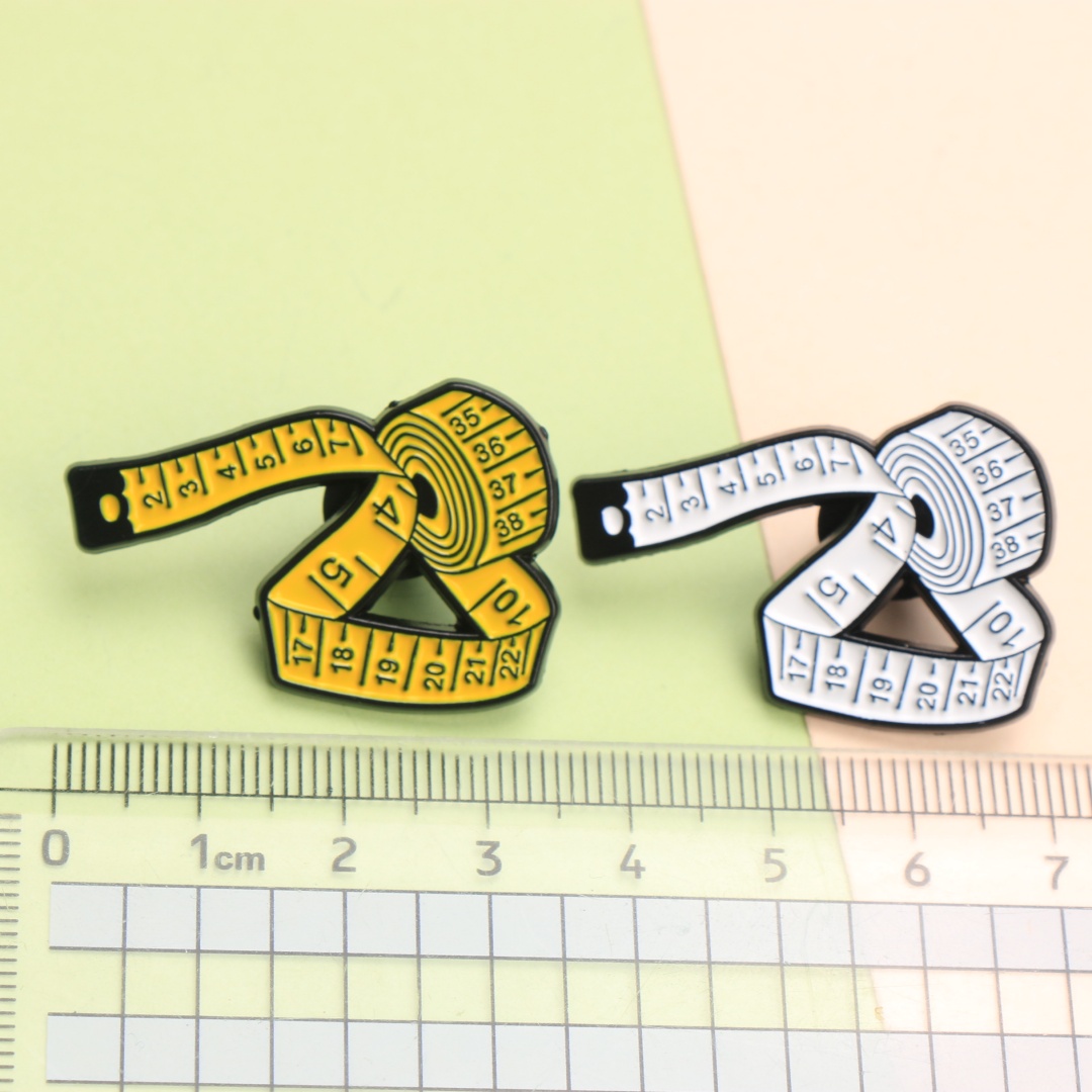 テープメジャーエナメルピン - 漫画の定規ラペルバッジ、仕立 - Sewing Gauge Ruler のレビューと価格