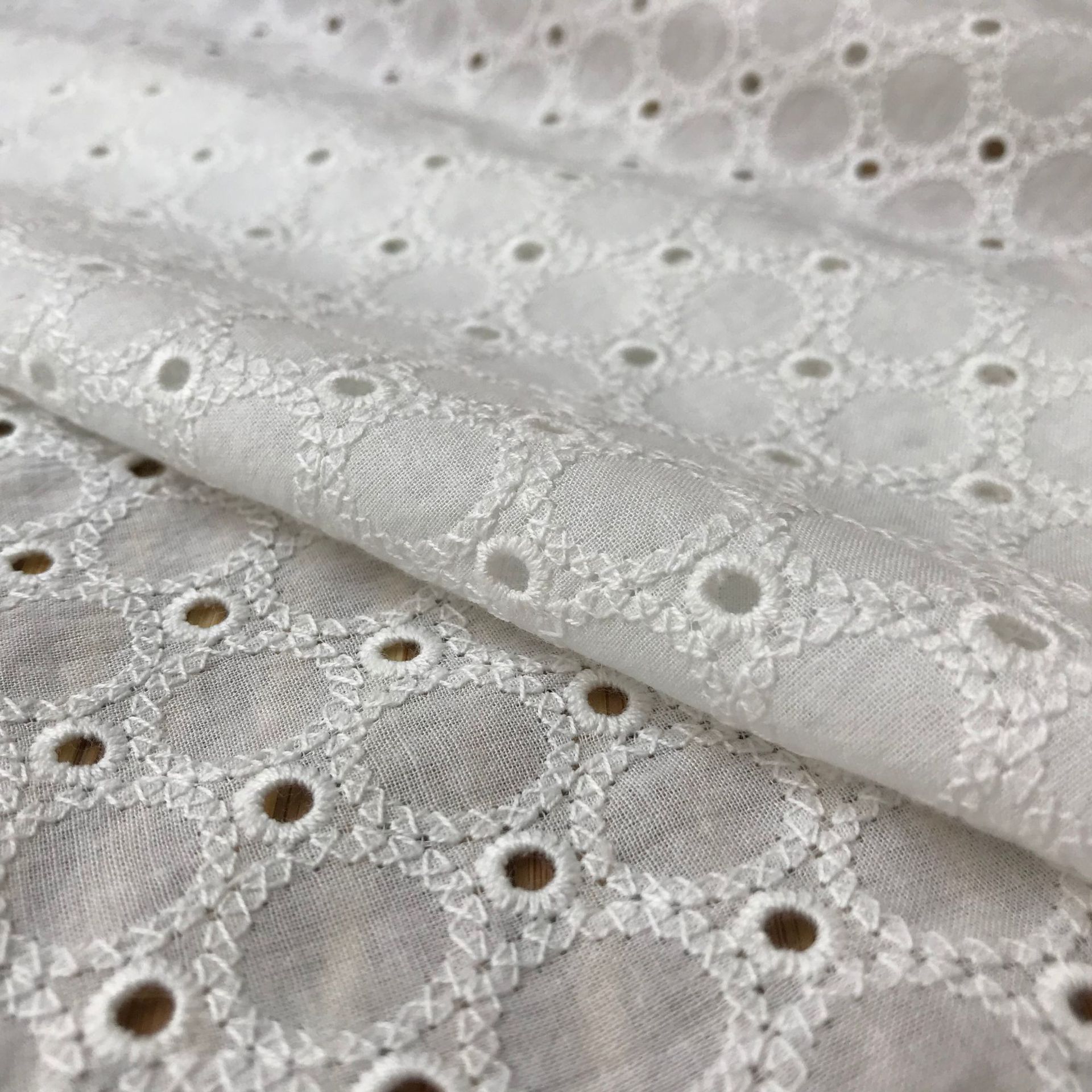 コットンデニム小円アイレット刺繍生地、ドレス、テーブルクロス - Sewing Eyelet Fabric のレビューと価格